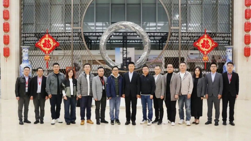 京东家电代表团走进太阳雨零碳工厂
